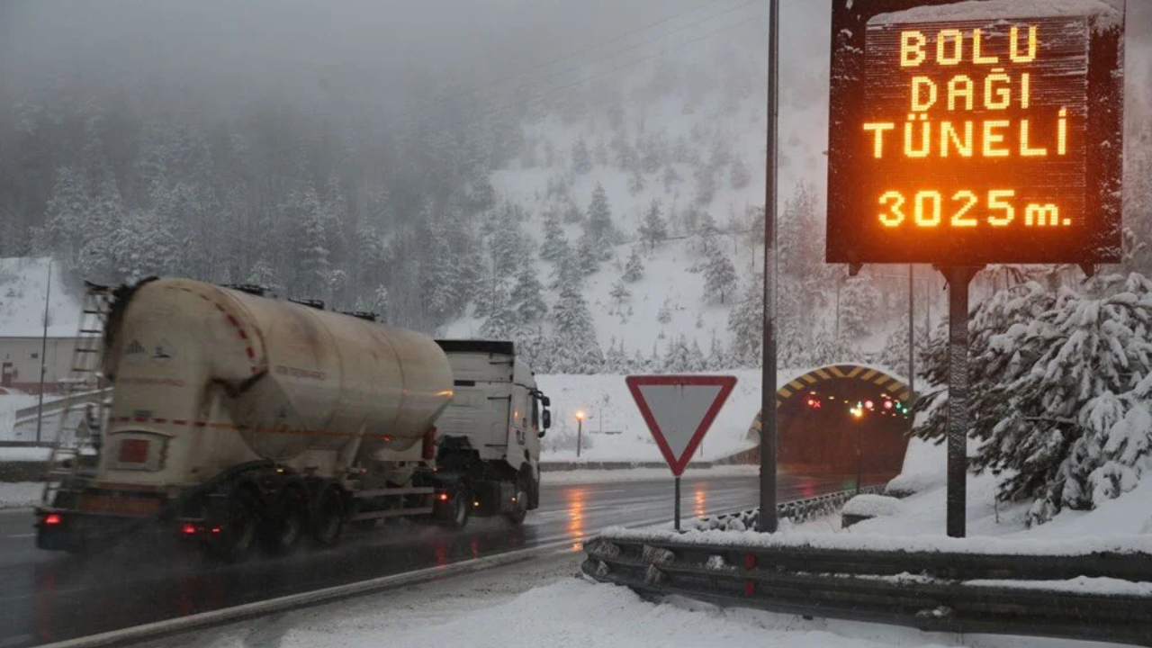 TIR ve kamyon geçişlerine yoğun kar engeli